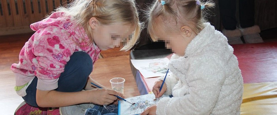 Волонтеры предлагают детям игры, творческие занятия Фото из архива Даниловцев, 2014 год