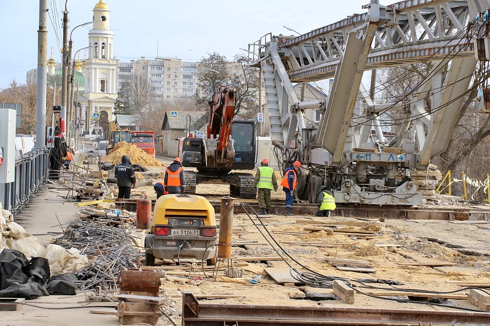 Сейчас на мосту Дружбы в Орле работают 63 человека. Фото: Андрей Клычков
