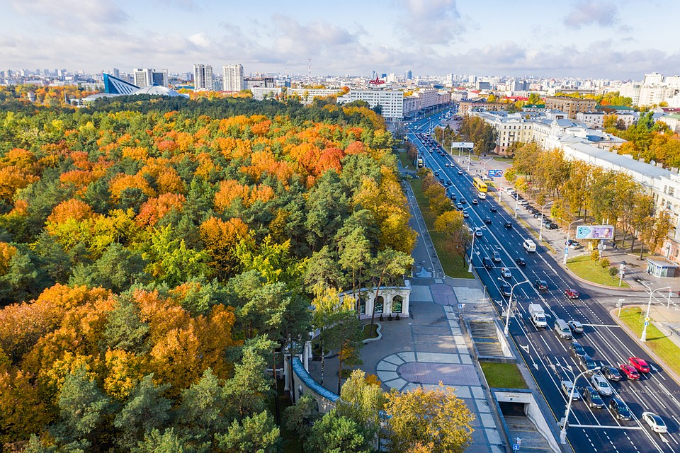 Рядом проспект Независимости и сразу две станции метро.