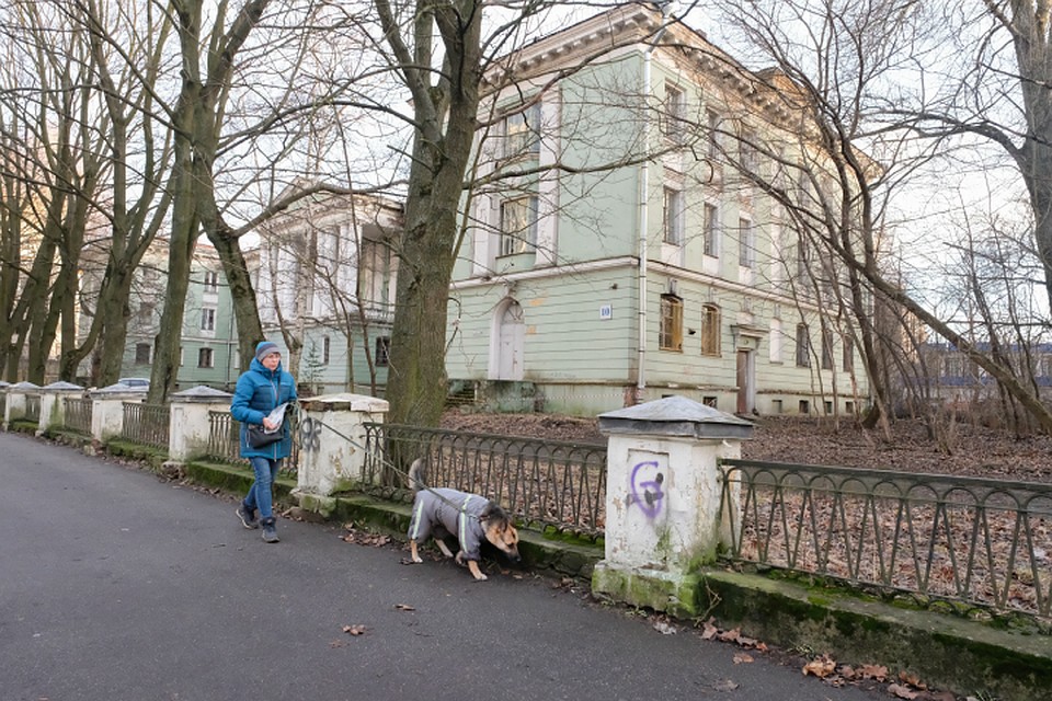По словам местных жителей, сад при медсанчасти - единственная зеленая зона в округе, кроме кладбища Фото: Артем КИЛЬКИН
