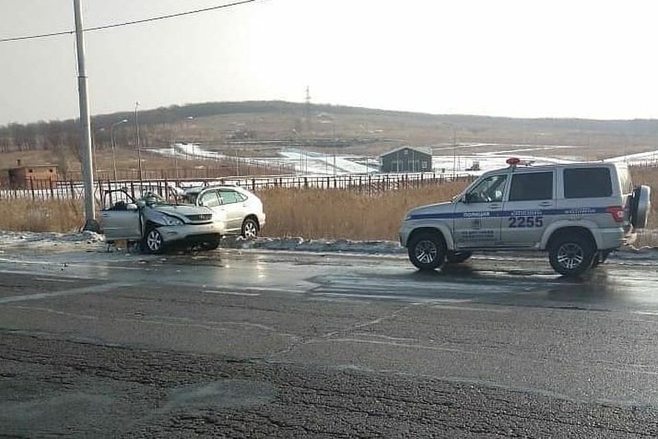 Дорога покрылась внушительной коркой льда. Фото: ussurmedia