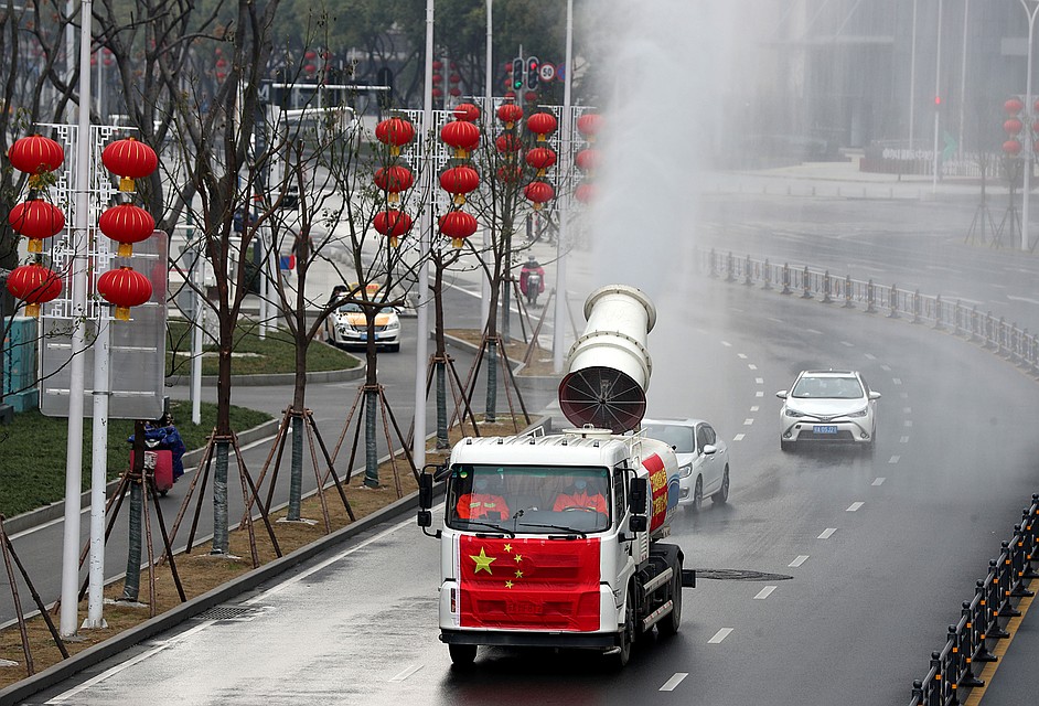 Санитары проводят дезинфекцию улиц города Ухань Фото: REUTERS