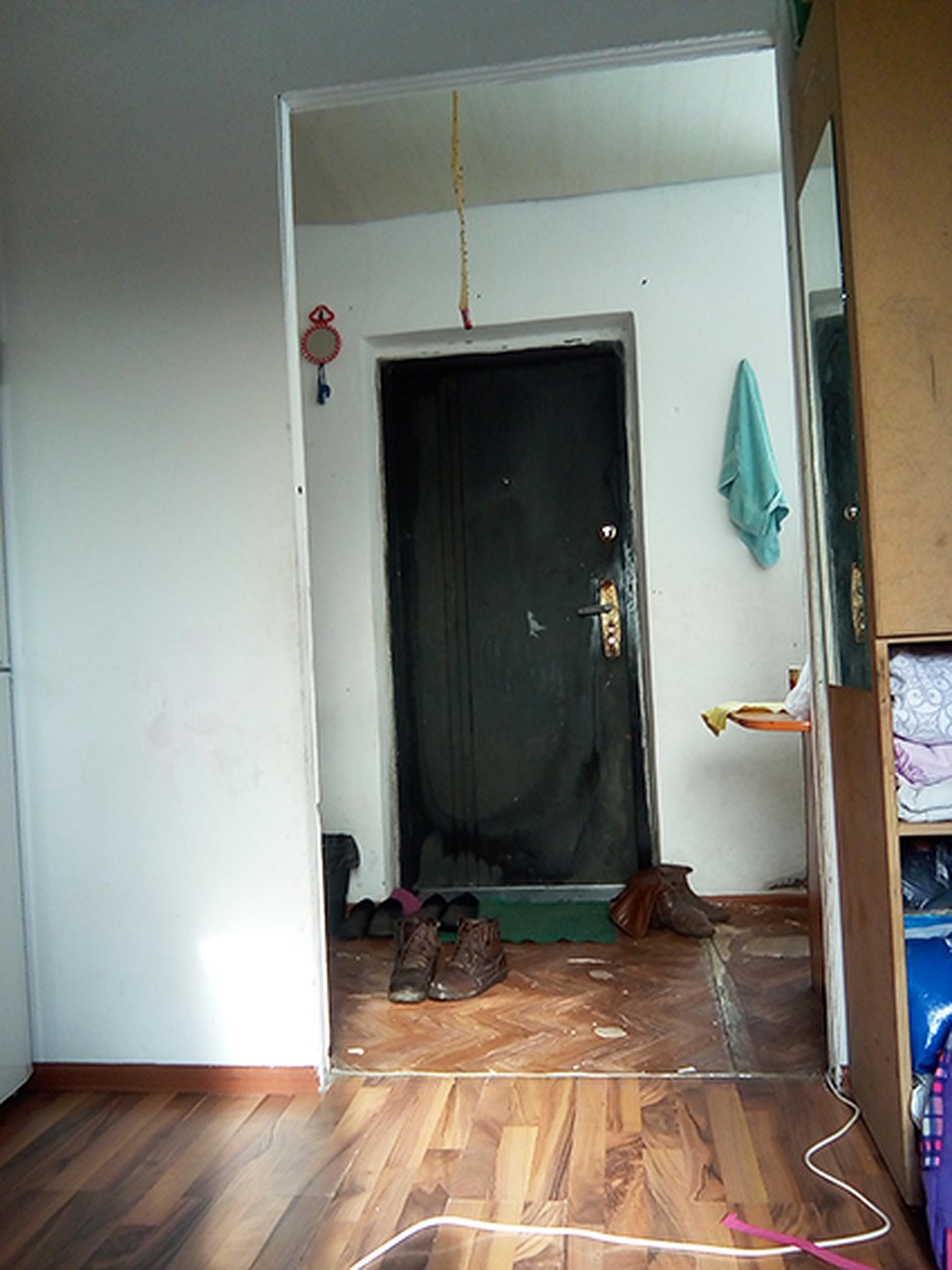 Прихожая одновременно служит кухней. Туалет на улице. Фото: Карлыгаш НУРАЛИЕВА
