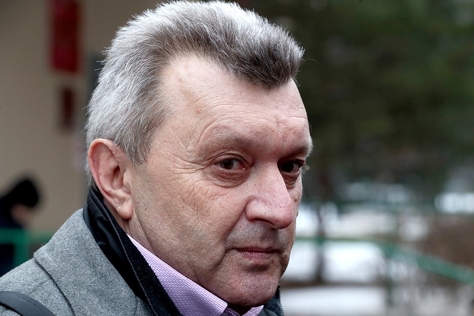 Адвокат Александр Котельницкий у Чертановского суда, где бывший начальник одного из управлений ФСИН РФ Виктор Свиридов покончил с собой после оглашения ему приговора. Фото: Александр Щербак/ТАСС