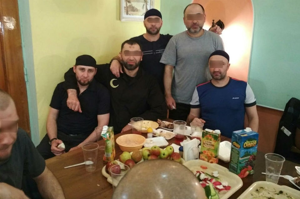 На столе - овощи, шашлыки, сок. Фото: аккаунт Ислам Ирон во "ВКонтакте".