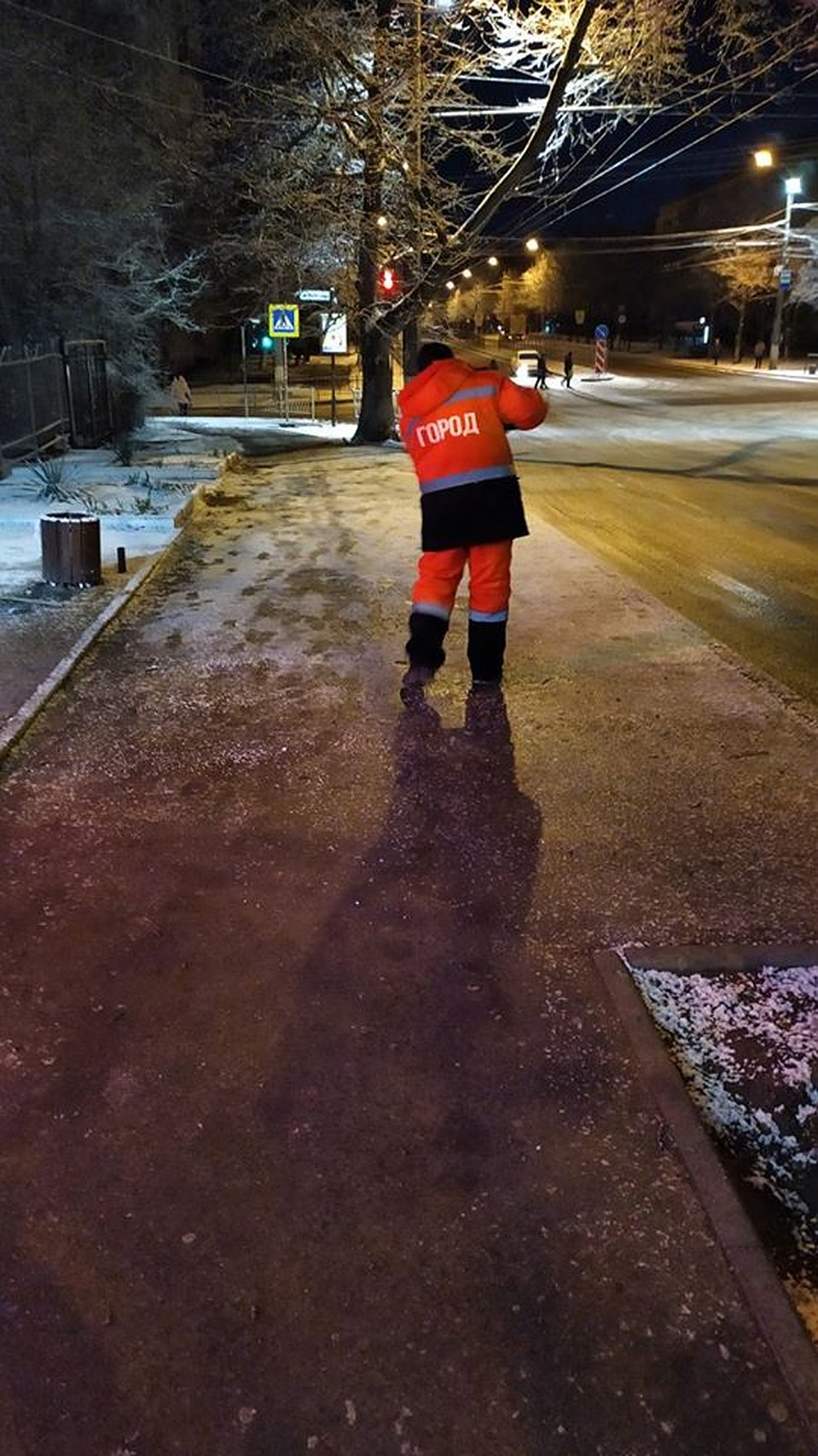 В 5 утра к обработке пешеходных дорожек и остановок общественного транспорта приступили 240 дворников. Фото: Андрей Черниченко
