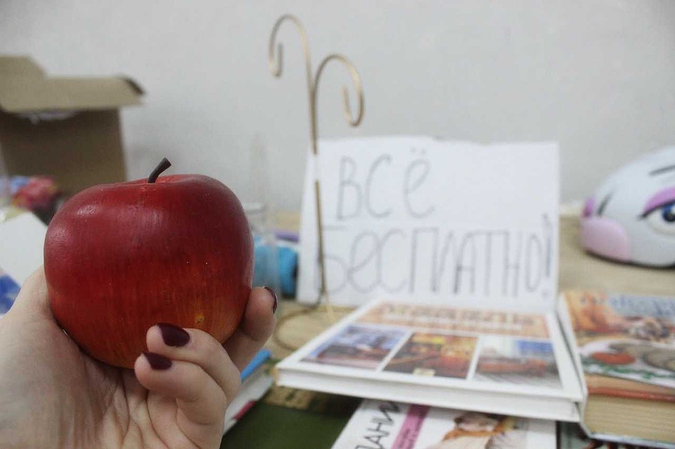 На мероприятии работала стойка с бесплатными вещами Фото: Анастасия МАШКАЛЕВА