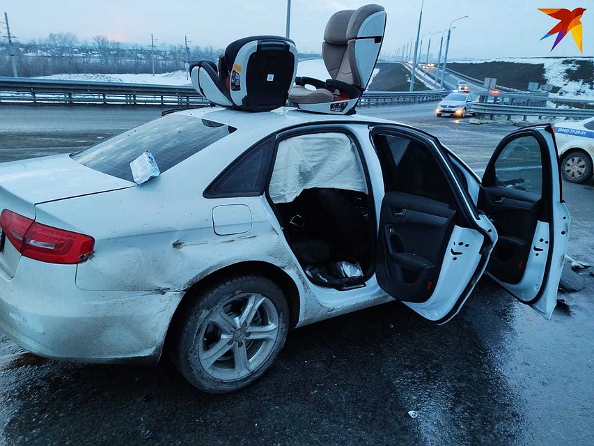 На крыше - два детских кресла, в них ехали малыши. Фото: ГУ МВД по Волгоградской области