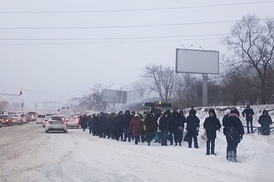 На дорогах скопились пробки, на остановках очереди. Фото:_dps_vdk