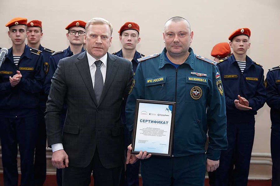 Дмитрий Арсибеков поздравил спасателей с открытием учебно-тренировочного центра и вручил сертификат на использование скалодрома. Фото: Сергей Грачев