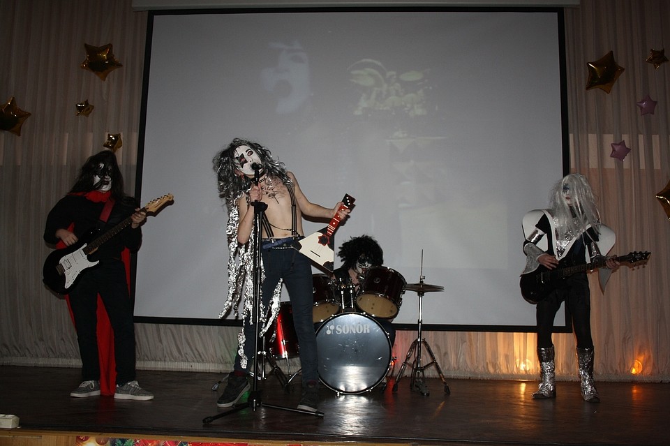 Группа Kiss нареканий не вызвала. Фото: Официальное сообщество ГБОУ №375 Красносельского района Санкт-Петербурга во «ВКонтакте»