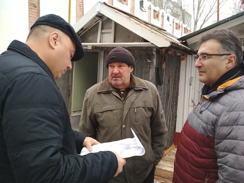 Чиновники из администрации Промышленного района приехали проверить, есть ли у голубятни законные основания Фото: Ольга НОВИКОВА