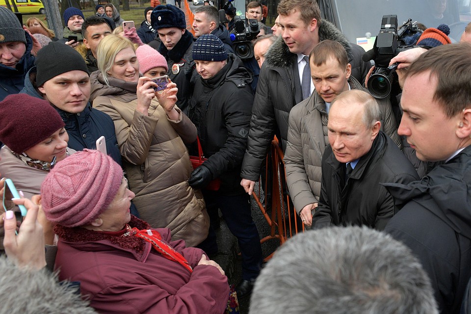 По дороге к кортежу глава государства уже традиционно свернул к собравшимся за ограждением людям. Фото: Михаил Метцель/ТАСС