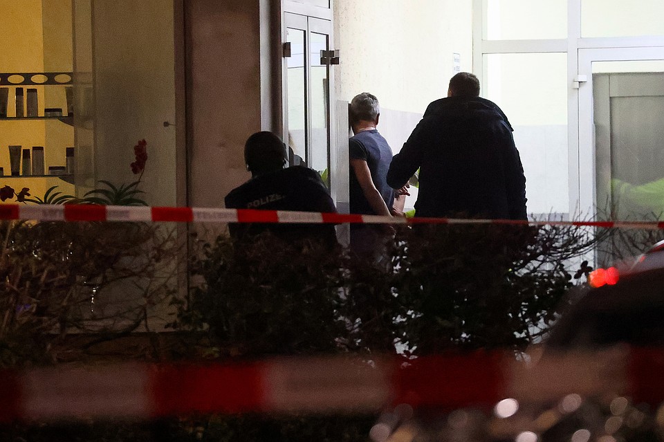 Полиция досматривает мужчину на месте стрельбы в Ханау Фото: REUTERS