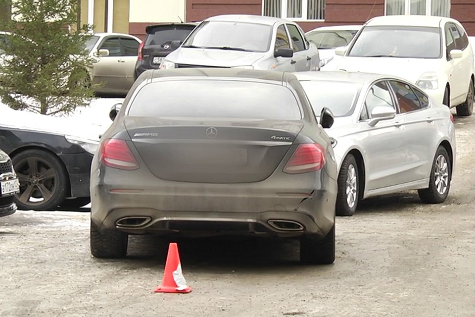У помощника политика довольно дорогое авто - Мерседес Фото: ГУ МВД по Красноярскому краю