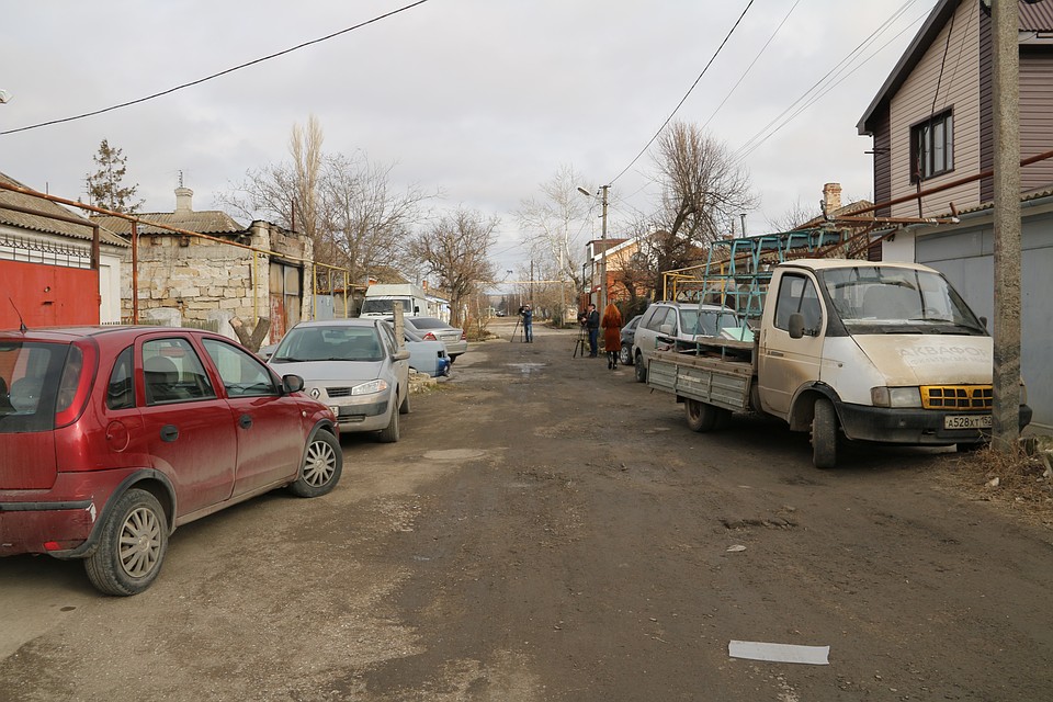Обычная улица Керчи на день стала точкой притяжения журналистов Фото: Анастасия ЖУКОВА