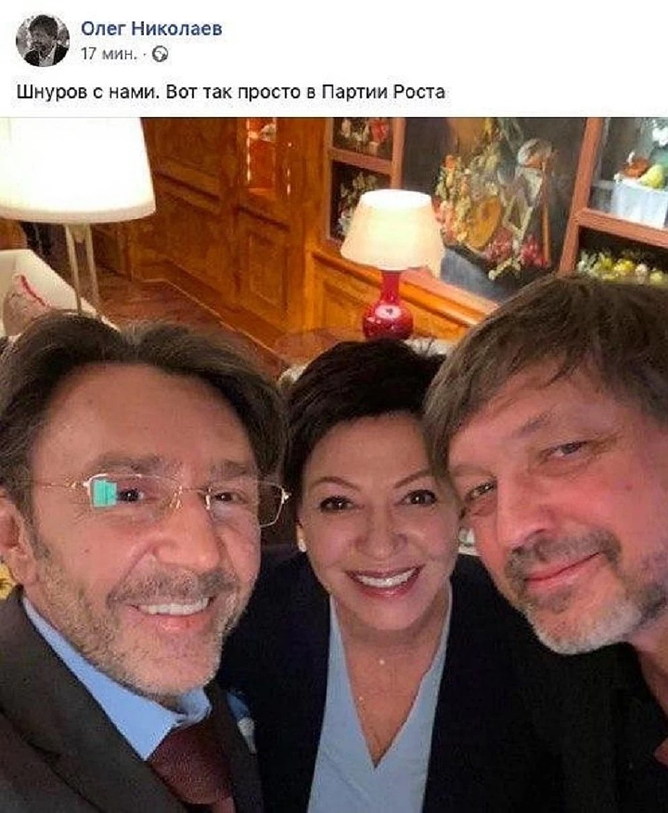 Коллеги уже вовсю фотографируются с новым членом партии. Фото: Олег Николаев / личная страничка в соцсетях