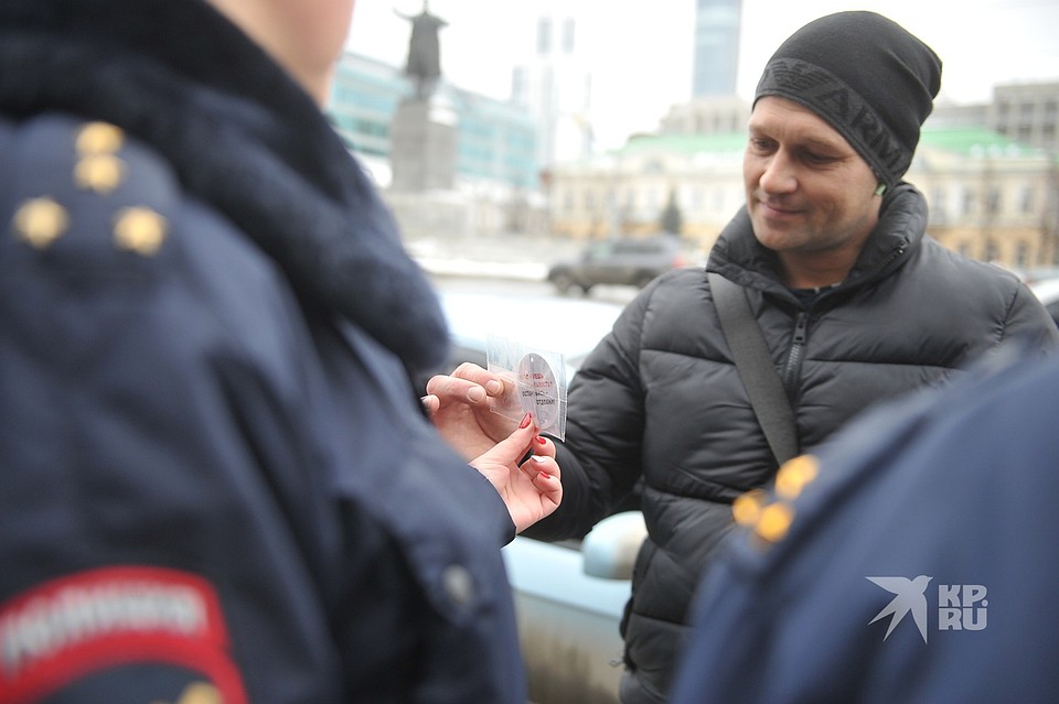 Всем мужчинам подарили освежители воздуха Фото: Алексей БУЛАТОВ