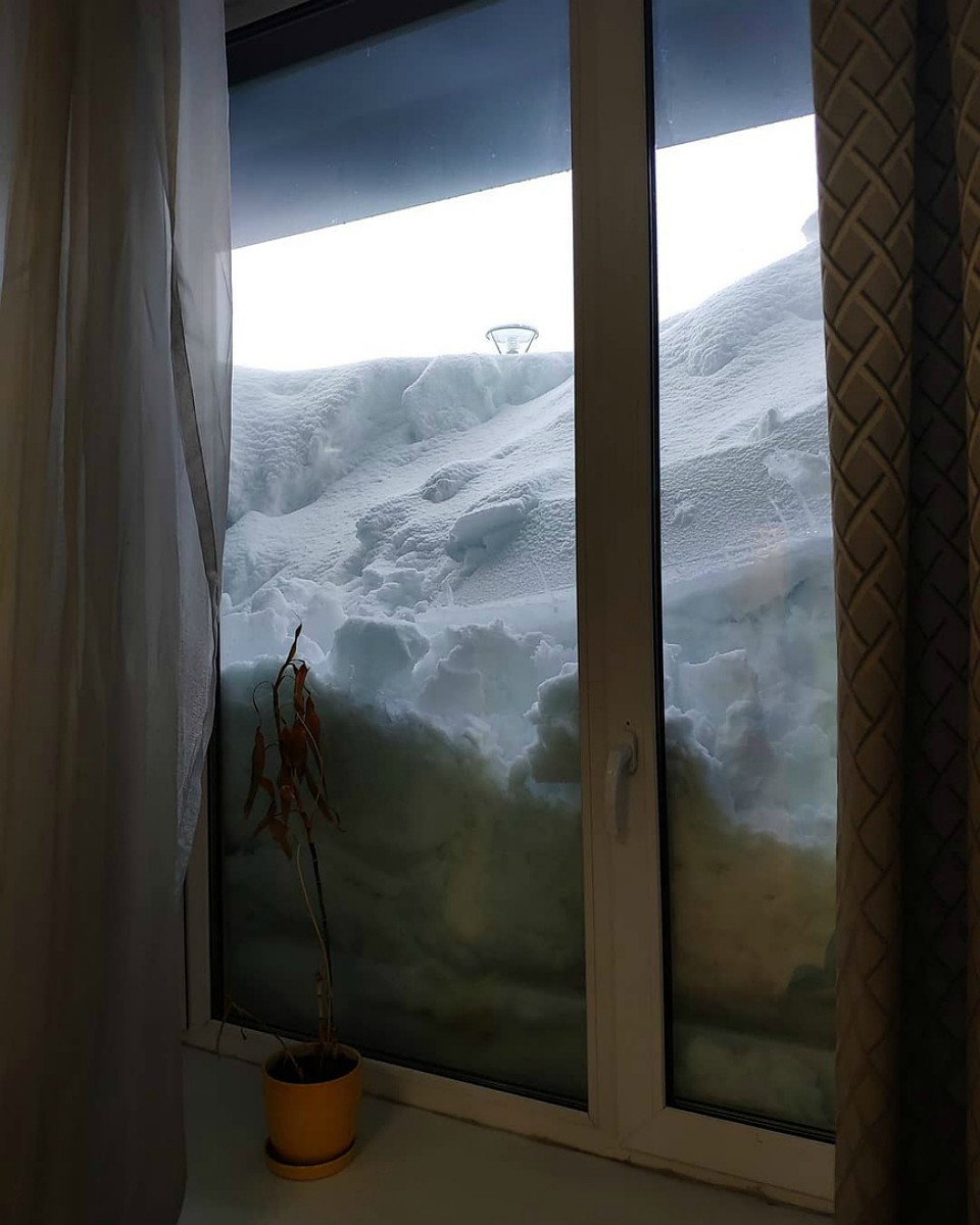 Глядишь в окно, а там - бело. Фото: vk.com/kolasever