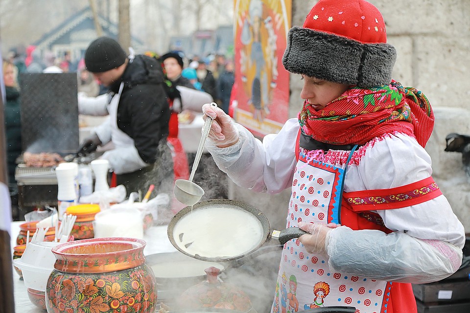 Во время уличных гуляний пости в каждой палатке угощают блинами Фото: Мария ЛЕНЦ