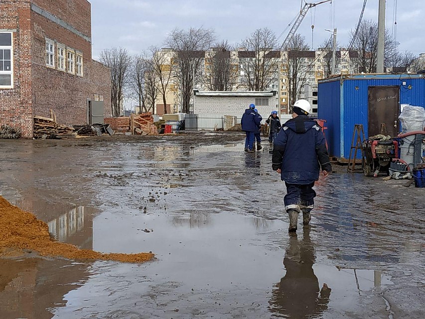 По стройке пройти можно только в сапогах Фото: Александр Уриевский