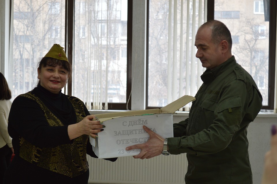 Галина Яненко передала большую коробку с детскими открытками завполиту Кущинскому Фото: Роман ПОБЕРЕЖНЮК
