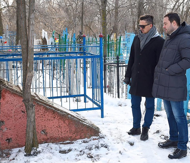 Павел Мацукевич и Александр Сапега у могилы классика. Фото: Фейсбук Александра Сапеги