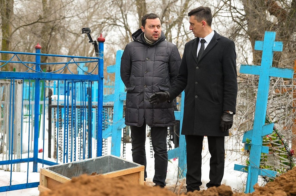 Павел Мацукевич и Александр Сапега во время эксгумации праха Бядули. Фото: Архив Александра Сапеги