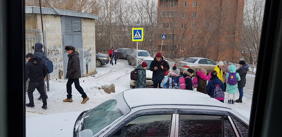 В одних школах дети успели одеться, в других нет. Фото: Ольга КОСТИНА