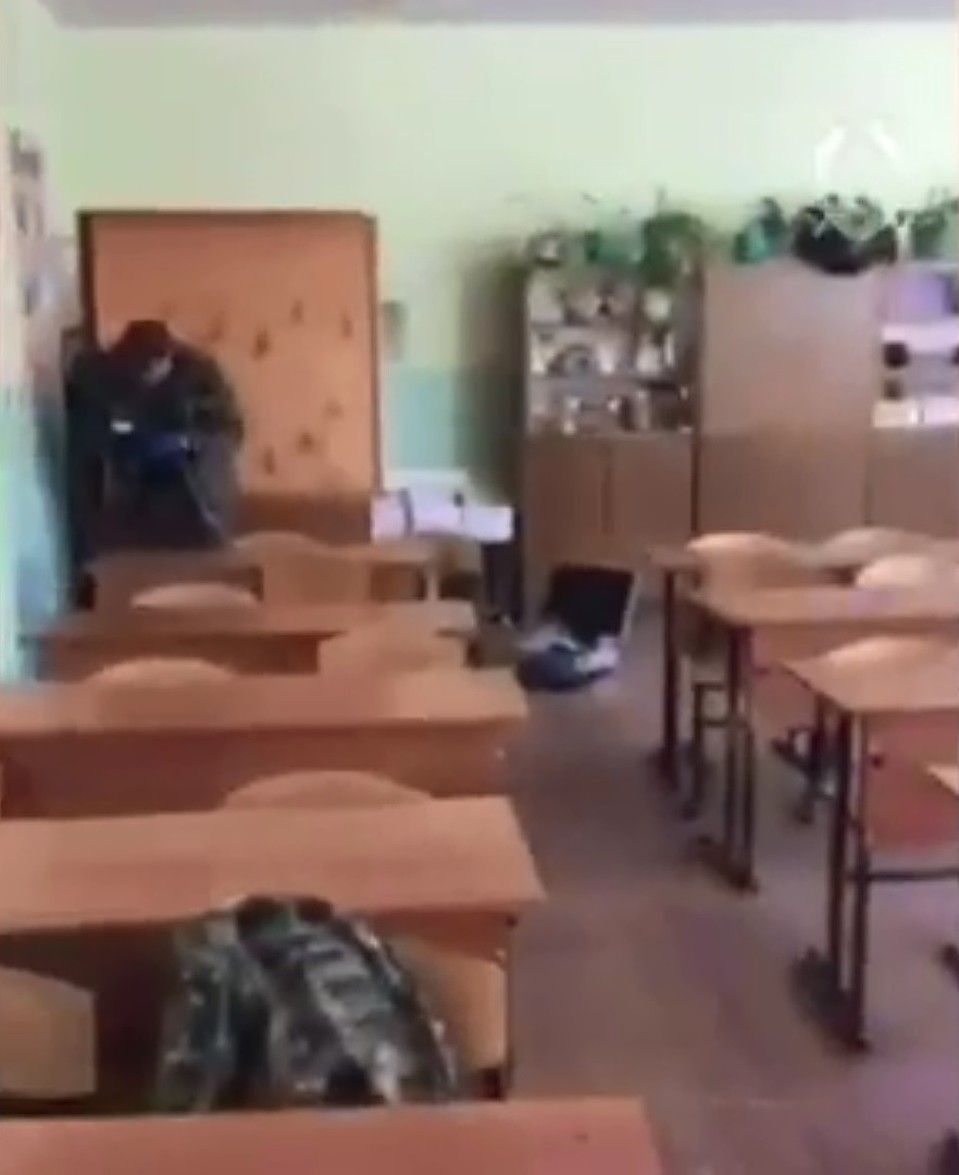 После нападения на учительницу школьник забросил нож подальше в класс и сбежал. Фото: скриншот с видео
