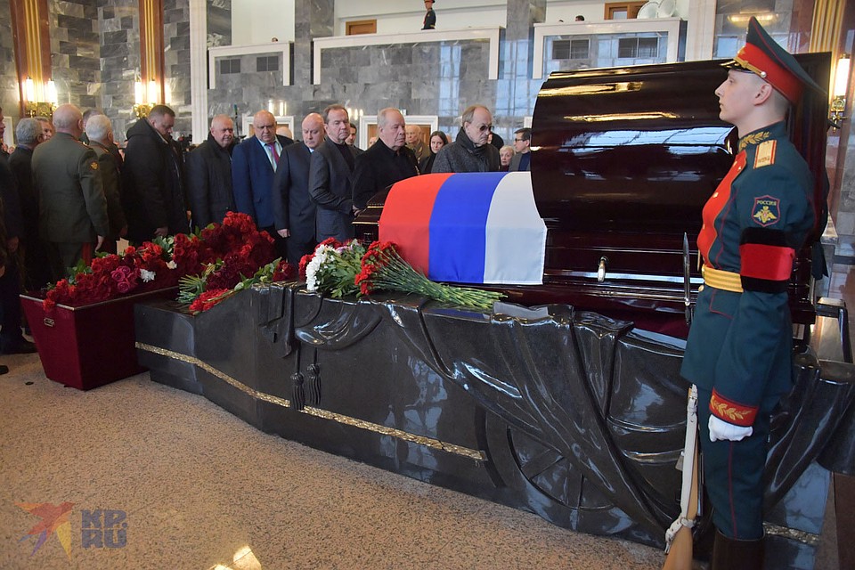 Скорбная процедура проходила при величайшем стечении народа. Как гражданского, так и военного. Фото: Владимир ВЕЛЕНГУРИН