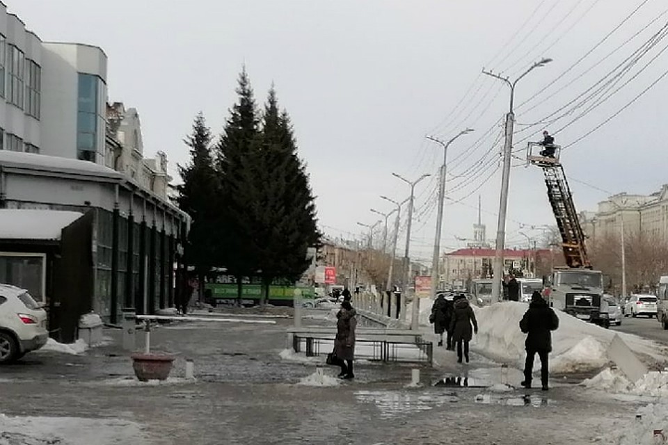 Сотрудники «Омскэлектро» чинят провода. Фото: Анна МИКУЛА