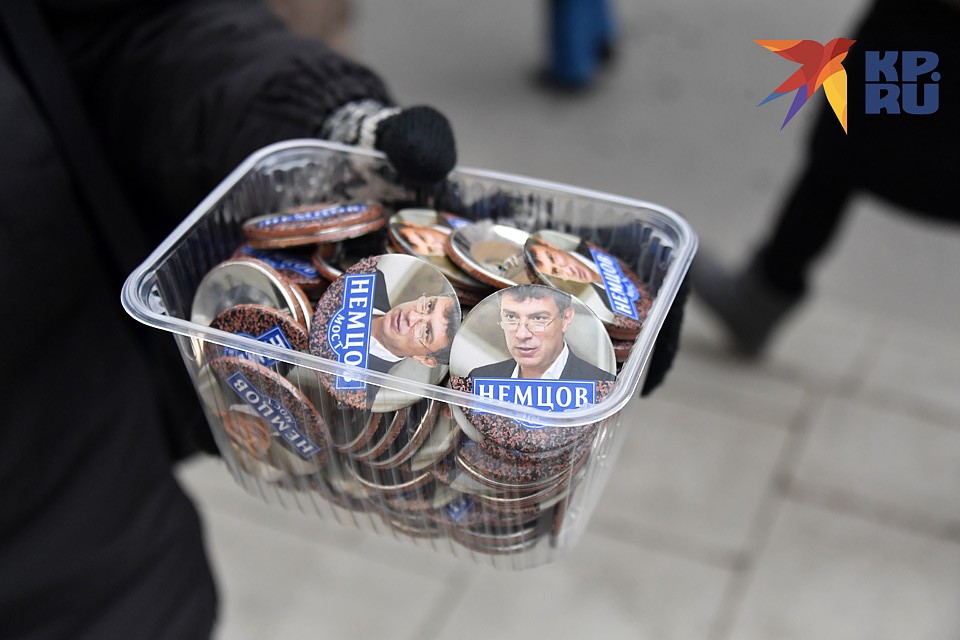 Значки с портретами Немцова. Фото: Иван МАКЕЕВ