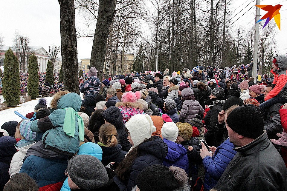 Перед сжиганием чучела людей стало очень много. Фото: Олег ЗИНЧЕНКО