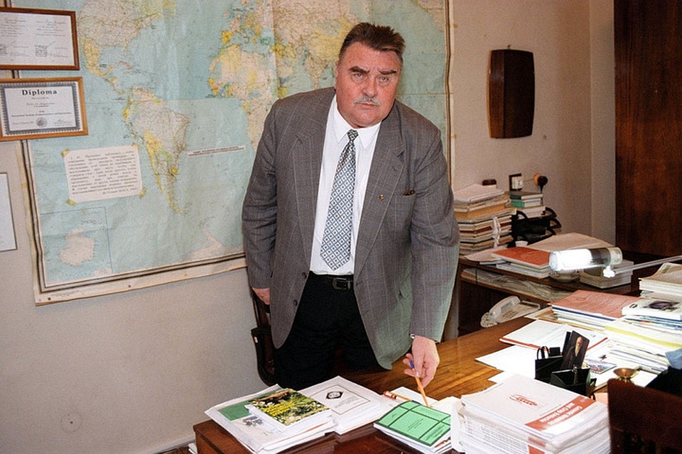Виктор Драгавцев, бывший когда-то директором ВИРа, уверен - коллекцию вывозят за рубеж. Другие ученые и академики с ним не согласны в корне. Фото: Игорь Потемкин / ИНТЕРПРЕСС