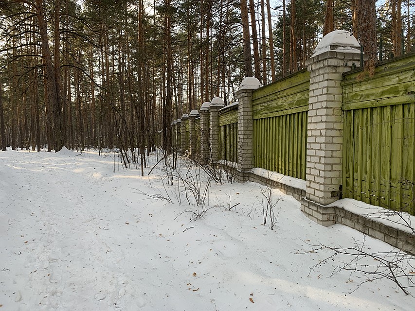 Что творится сейчас за зеленым забором, не знают даже депутаты. Фото: Алексей МИКУШИН
