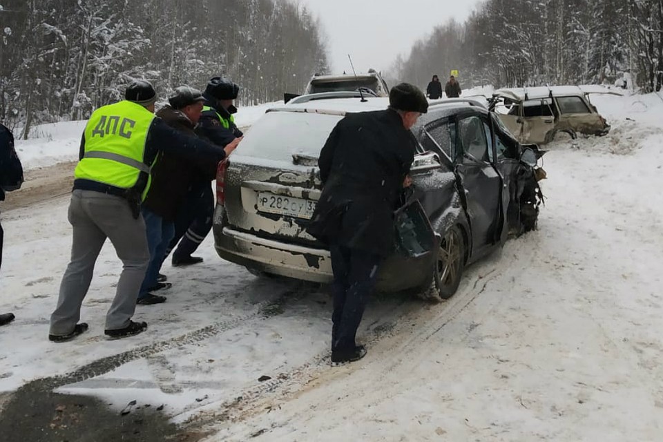 Очевидцы аварии помогали сотрудникам ДПС. Фото: vk.com/gibdd43