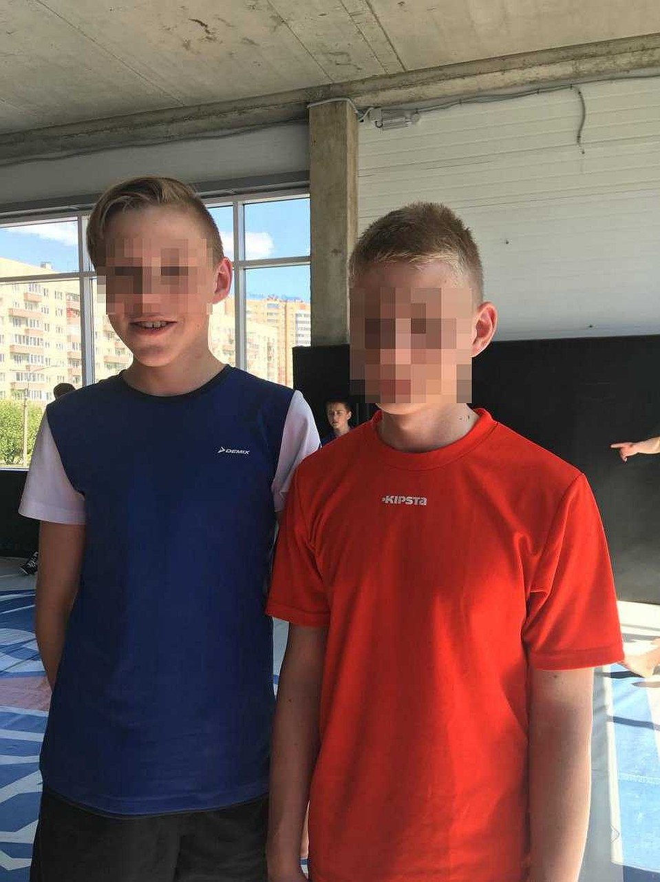 Сын судьи (слева) любил спорт