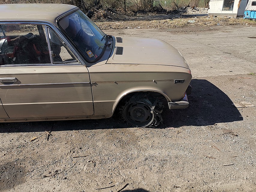Вот на такой машине без колес мы проверяли турецкую границу. Фото: Дарья АСЛАМОВА