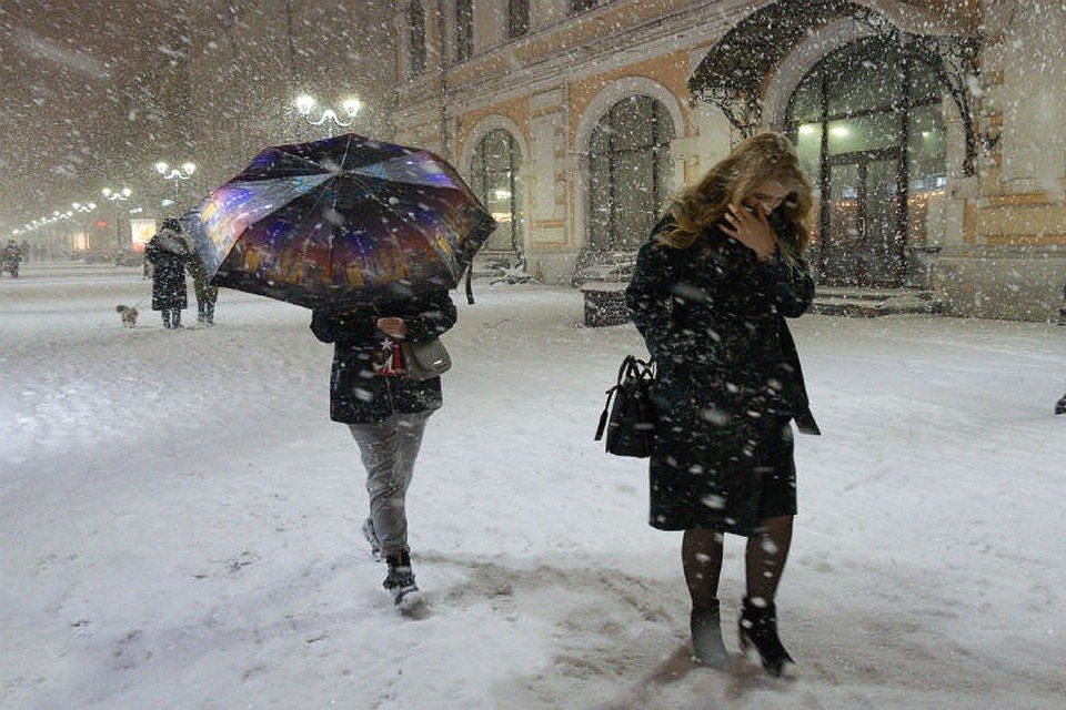 Снегом занесло и центральную улицу Нижнего Новгорода. ФОТО: Евгений Евгений.