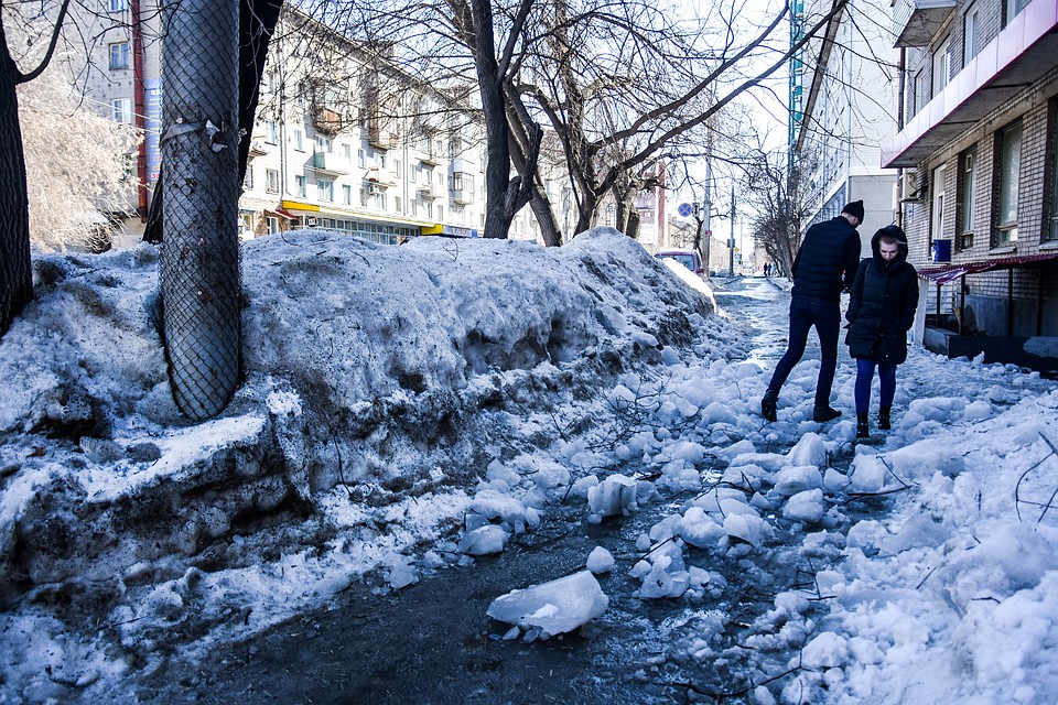 Коммунальщики продолжают сбрасывать снег с крыш на тротуары. Фото: Алена МАРТЫНЕЦ