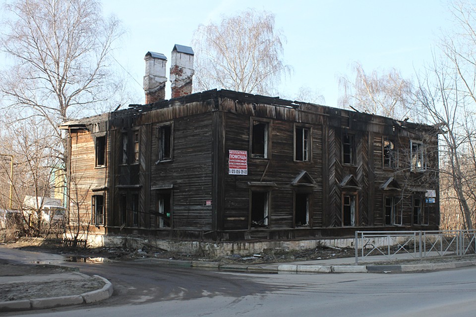 Местные жители обходят стороной дом на Давыдова,18 Фото: Роман ИГНАТЬЕВ