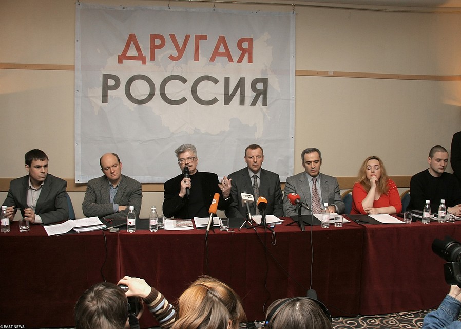 2007 год. В это сложно поверить, но Лимонов сидел с Гарри Каспаровым (третий справа) и Сергеем Удальцовым (крайний справа) за одним столом Фото: EAST NEWS