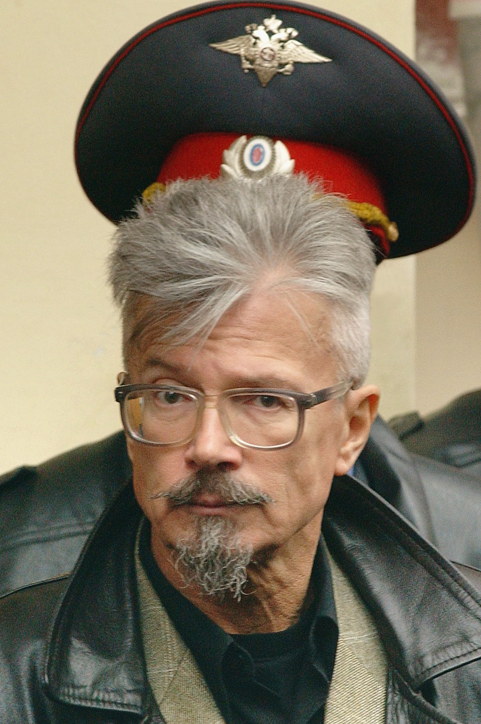 Лидер НБП Эдуард Лимонов у здания Тверского суда, где состоялось рассмотрение уголовного дела в отношении семи активистов Национал-большевистской партии (НБП), 2004 год. Фото ИТАР-ТАСС/ Юрий Машков