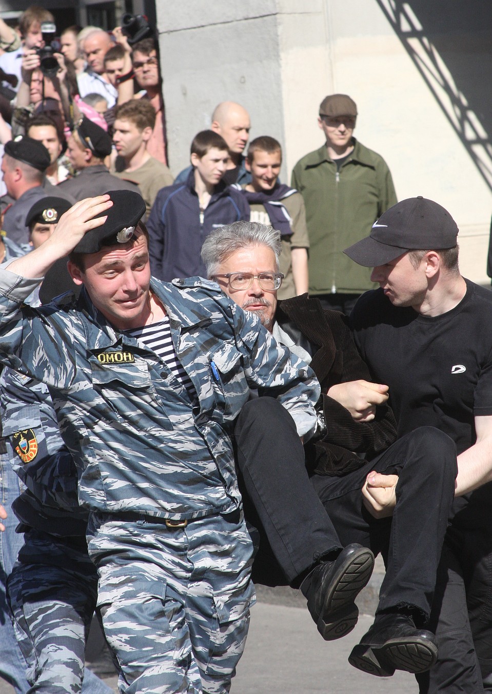2009 год. Лидер «Другой России» Эдуард Лимонов во время задержания на митинге «Россия против Путина» на Триумфальной площади. Фото ИТАР-ТАСС/ Игорь Кубединов