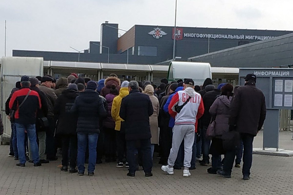 Недалеко от поселка Сахарово, что в тридцати километрах от подмосковного Подольска, стоит мощное сооружение, окруженное железным забором и колючей проволокой. Фото: Галина САПОЖНИКОВА