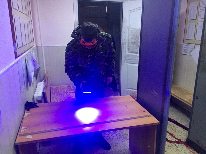 Нападавший пытался напасть на пристава в здании суда, но тот сумел за себя постоять. Фото: СУ СКР по Свердловской области
