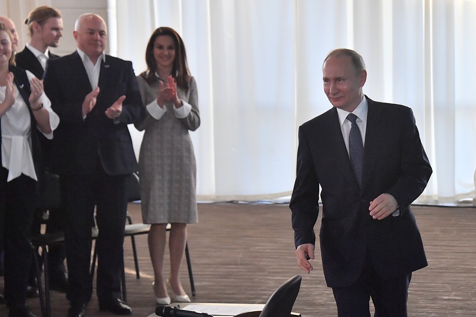 Президент прилетел в Крым на встречу с общественностью полуострова Фото: Владимир ВЕЛЕНГУРИН