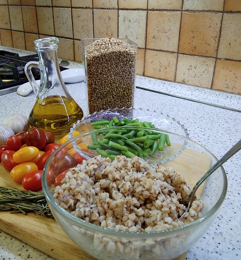 Рассыпчатая гречневая каша с зеленой фасолью и розмарином