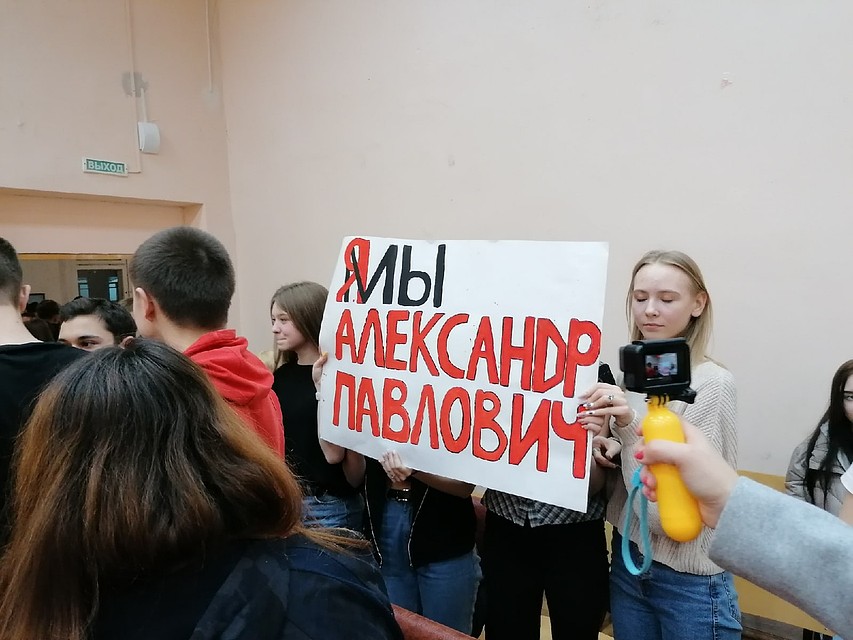 Дети пришли с плакатами